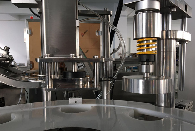 Tipo rotatorio automático máquina que capsula SS304 2000bph de la botella de vidrio