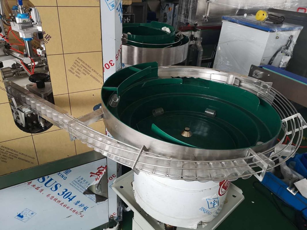 Máquina taponadora de llenado monobloque con control PLC de 2000BPH 50-500 ml para botellas roll-on