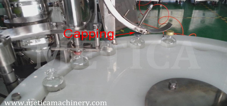 Máquina de llenado de tapa de monobloque totalmente automática Servomotor de precisión impulsado con tasa de tapa del 99%