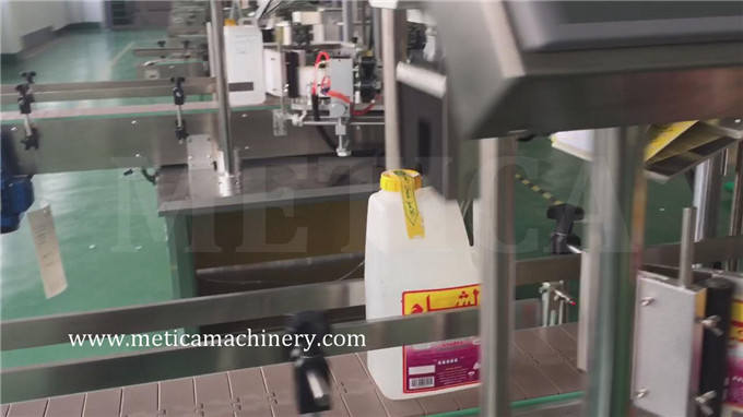 Máquina automática de etiquetado de botellas para etiquetas adhesivas con precisión y fácil mantenimiento