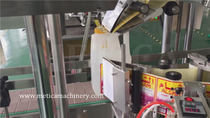 Máquina automática de etiquetado de botellas para etiquetas adhesivas con precisión y fácil mantenimiento