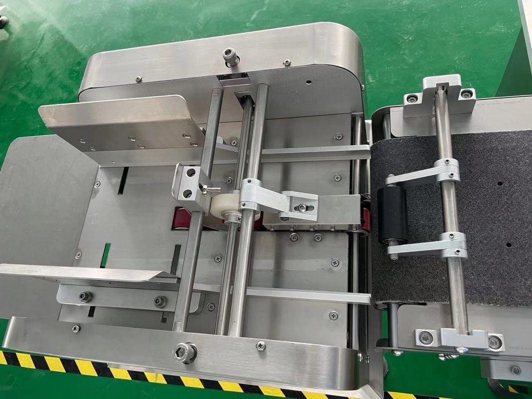 Máquina automática de etiquetado de bolsas de papel y plástico para botellas con una precisión de mantenimiento fácil de 1000-3000 BPH