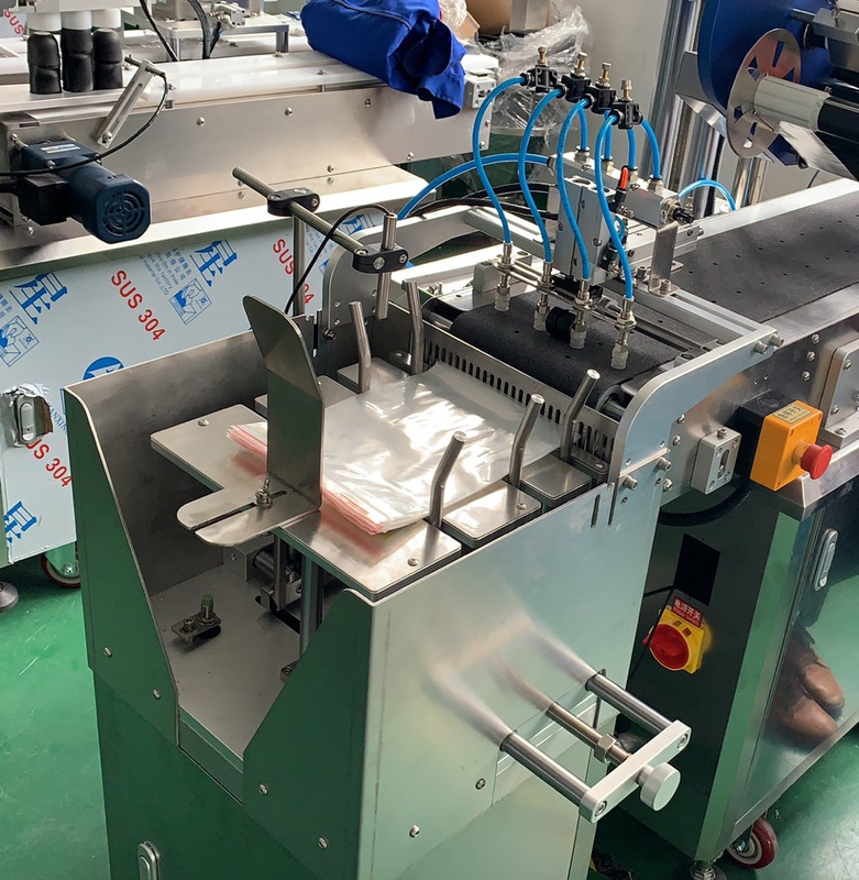 Máquina automática de etiquetado de bolsas de papel y plástico para botellas con una precisión de mantenimiento fácil de 1000-3000 BPH