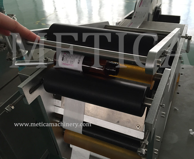 Máquina de etiquetado de botellas semiautomática de bajo costo Etiqueta de metal de plástico de papel Tipo 500-1000 BPH Capacidad