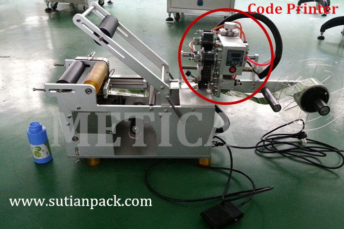 Máquina de etiquetado de botellas semiautomática de bajo costo Etiqueta de metal de plástico de papel Tipo 500-1000 BPH Capacidad