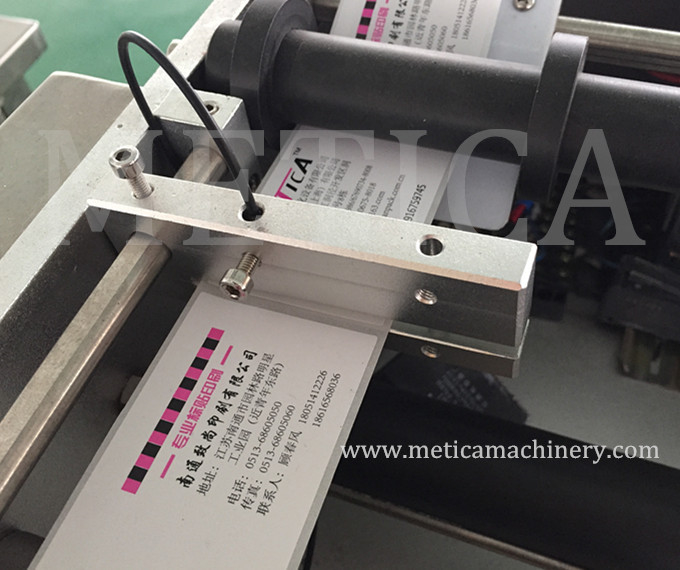 Máquina de etiquetado de botellas semiautomática de bajo costo Etiqueta de metal de plástico de papel Tipo 500-1000 BPH Capacidad