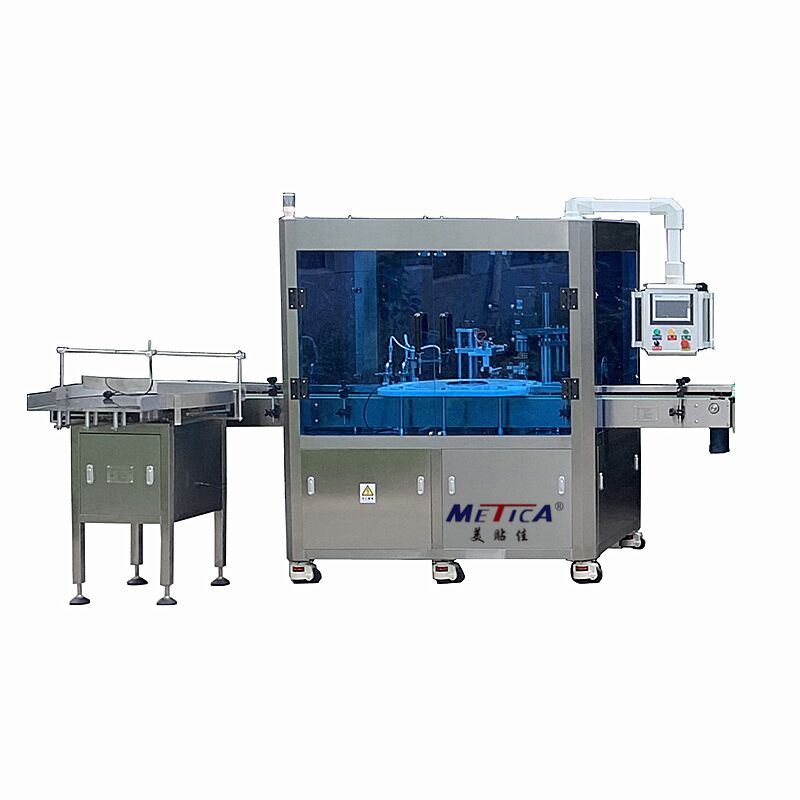 Máquina de llenado y crimpado de botellas de aceite esencial automática de nivel de entrada 1200-1800 BPH Bomba de engranajes de 2 cabezales crimpado simple
