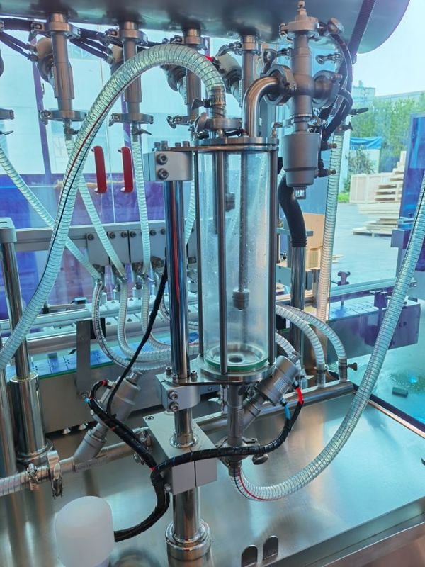 Máquina de llenado de desbordamiento de botellas de perfume con vacío 1500-2500BPH Tipo de boquilla múltiple