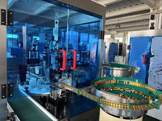 Máquina de Llenado, Engarzado y Etiquetado de Perfumes de Precisión con Bomba de Engranajes 1000-1800BPH